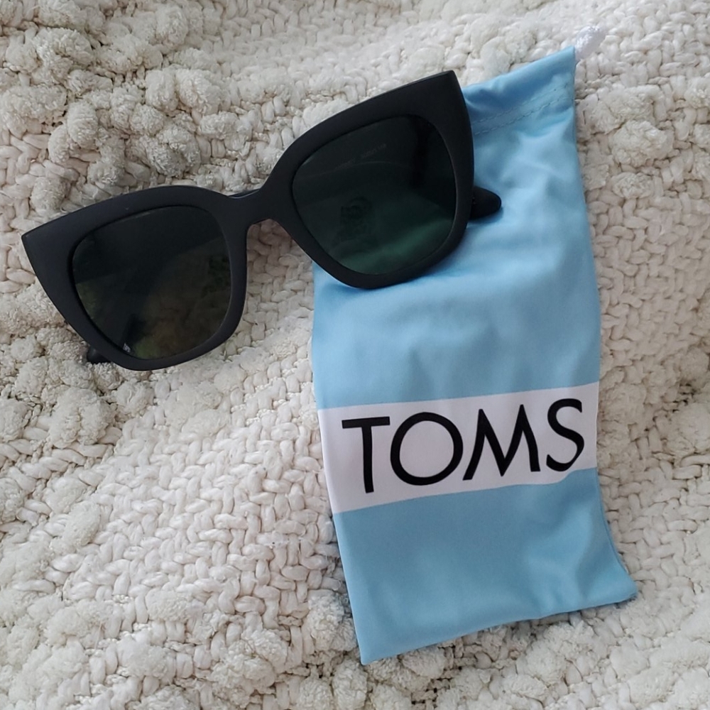 TOMS sunnies 😎